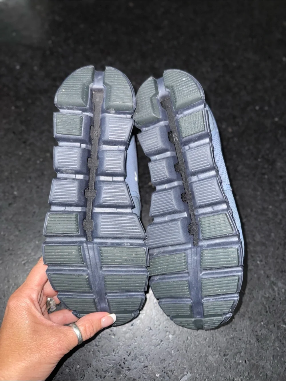 ON CLOUD 5 WATERPROOF ATHLETIC SNEAKERS METAL/NAVY BLUE WORN A FEW HOURS SZ 10